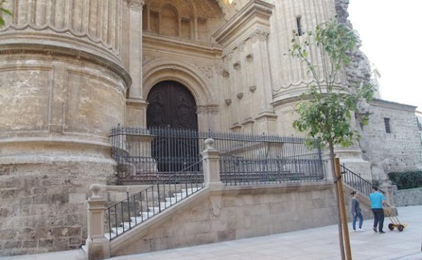 Un primer informe de Cultura rechaza la rampa para que las cofradías entren en la Catedral de Málaga Un primer informe de Cultura rechaza la rampa para que las cofradías entren en la Catedral de Málaga