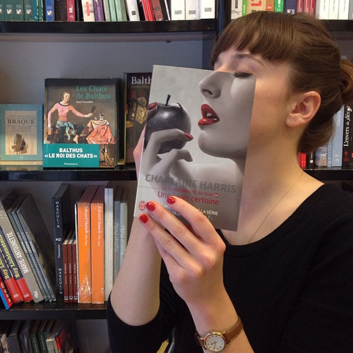 40 Hilarious Pictures That Show What Bookstore Employees Do When They're Bored