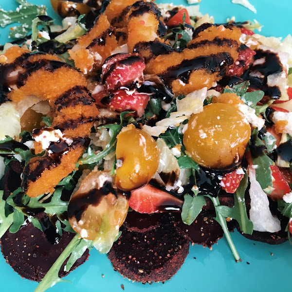 Peedi-kitsejuustusalat maasikate ja paneeritud krevettidega