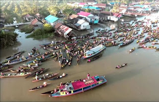 Biasanya aktivitas perdagangan di pasar terapung Lok Baintan, Banjar, Kalimantan Selatan sudah mulai ramai sejak 6 pagi. Sangat banyak pilihan produk yang bisa anda temukan disana. Rata-rata sih buah-buahan dan sayur-sayuran, makanan, serta kue kuliner khas daerah setempat pun kerap anda temukan. Menu andalannya yaitu Soto Banjar dan Ketupat Kadangan.