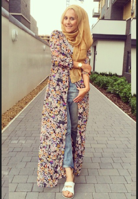 Model bLong dress casual dengan motif floral untuk hijabers Model bLong dress casual dengan motif floral untuk hijabers