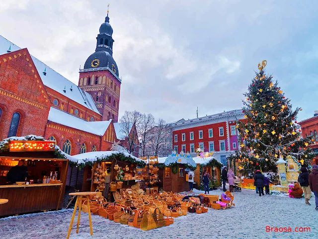Mercato natalizio di Riga in Lettonia