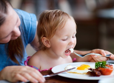 cuando un bebe puede comer huevo