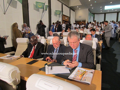 اشتغال السفراء في تصفح هواتفهم بعد طول انتظار الانطلاقة