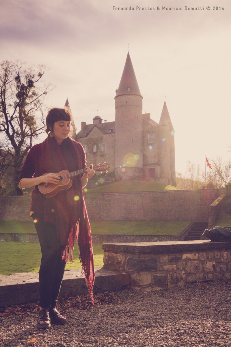 Tocando ukulele no Castelo de Vêves Tocando ukulele no Castelo de Vêves