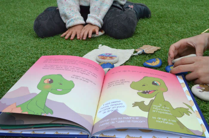 cuento infantil personalizado piedras pintadas a mano, fomentar lectura dia libro