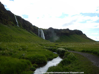 Vista desde el lateral izquierdo de la cascada de Seljalandfoss Vista desde el lateral izquierdo de la cascada de Seljalandfoss