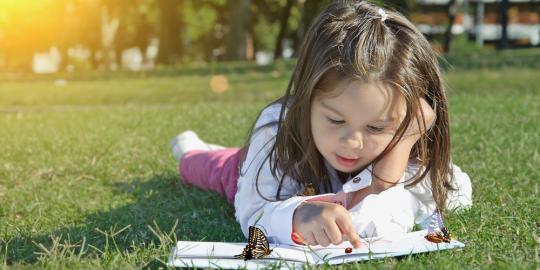 anak kecil sedang membaca buku foto anak kecil sedang membaca buku
