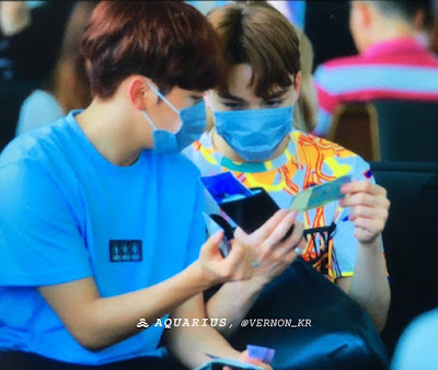 Vernon Seventeen pandangi duit kertas rupiah Rp 1.000