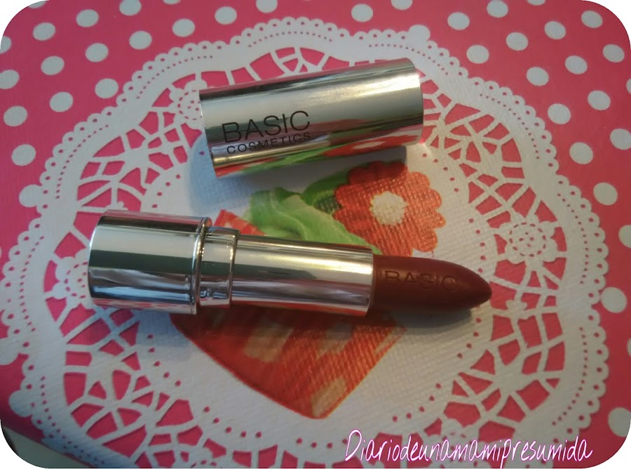 barra de labios granate de Basics Cosmetics