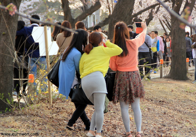 Chicas coreanas tománose una foto selka