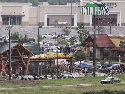 Waco , Texas. Deadly biker gang violence at Twin Peaks restaurant Waco , Texas. Deadly biker gang violence at Twin Peaks restaurant