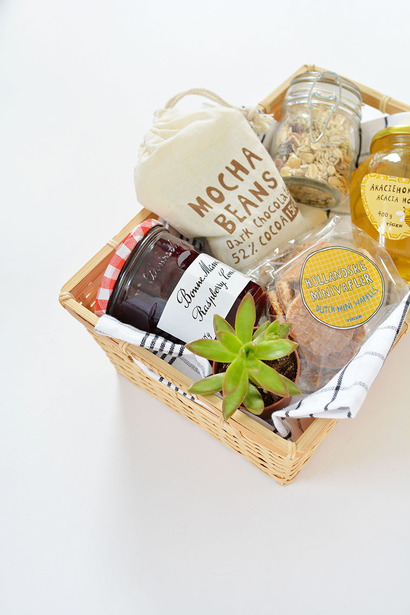 11 perfect gift ideas for your boyfriend's parents DIY breakfast in a box gift idea | BURKATRON