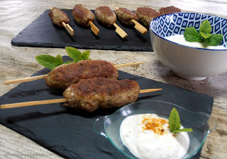 ~~ Brochetas de carne con salsa de yogur ~~