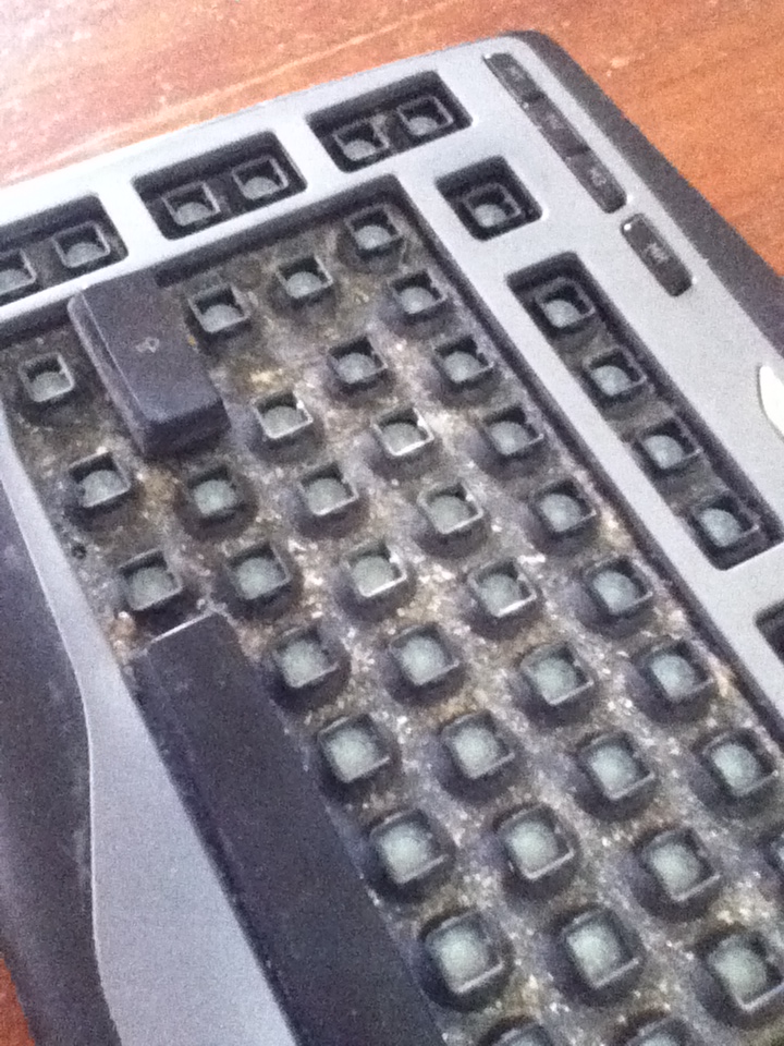 Not So Hardcore Gamer Cleaning my Logitech G15 keyboard