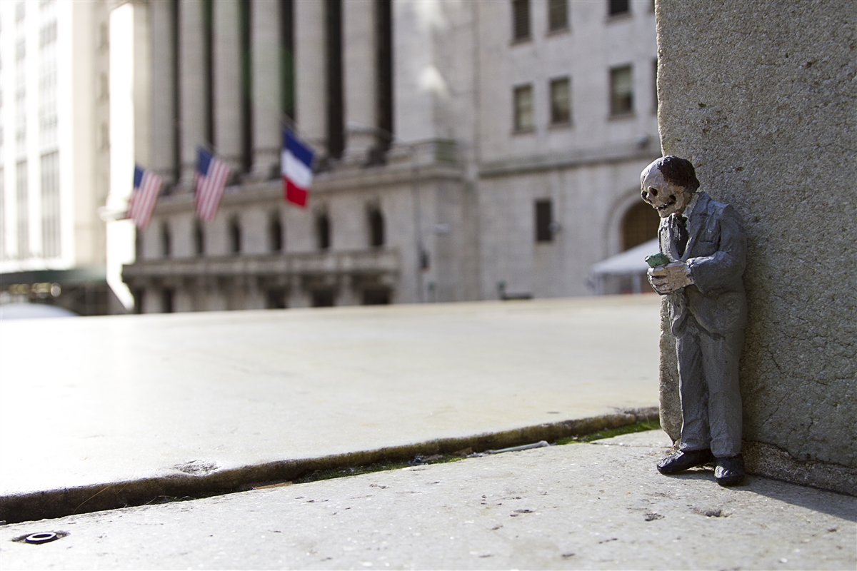 09-Isaac-Cordal-Little-People-with-a-Big-Message-www-designstack-co