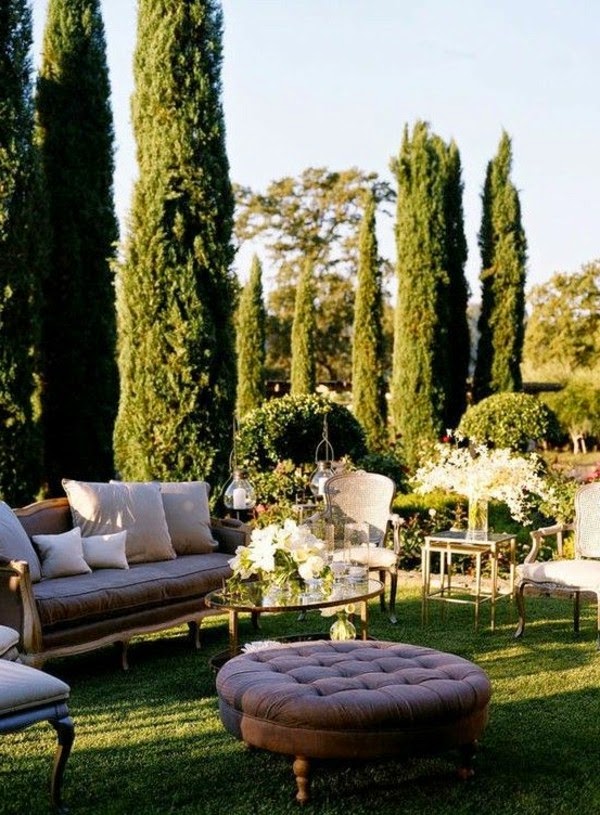 Relax in the seating area in the garden!