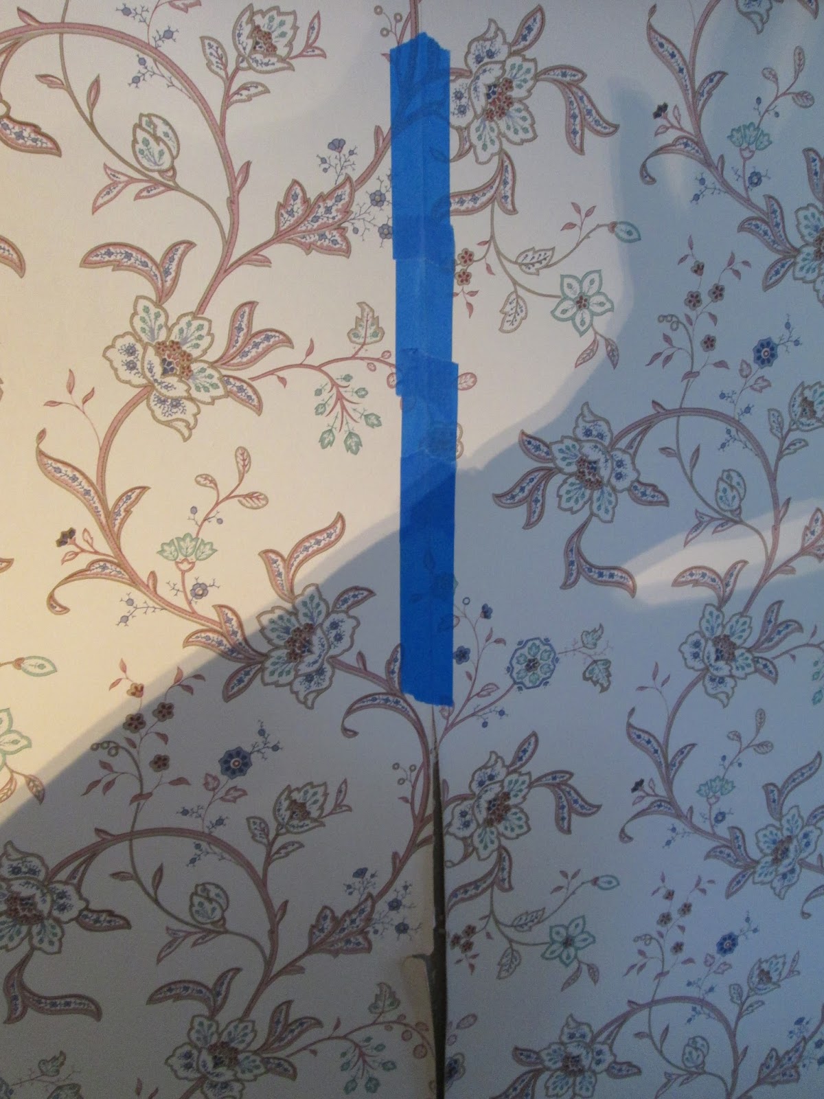 горизонтальный стык обоев. оклейка стен обоями под покраску. клеить обои. стык потолка и стены. плесень под обоями.