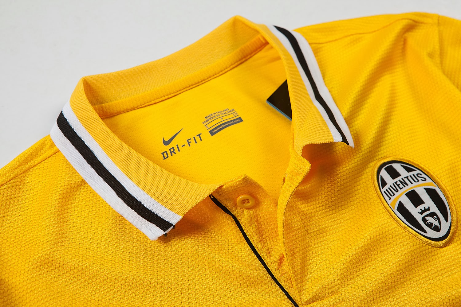 Equipaciones de futbol baratas 2015 online: nueva camisetas del Juventus 2013-2014