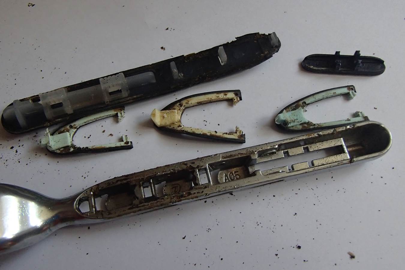 Buy.Make.Fix FIX sticky rubber on Gillette Mach3 handle