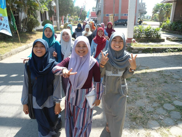 Mari Intip Kehidupan Pesantren yang Begitu Berarti Dalam Persahabatan dan Kekeluargaan 