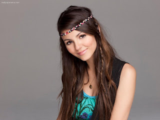 Sweet Smile of Victoria Justice with Colorful Ribbon Around her Head