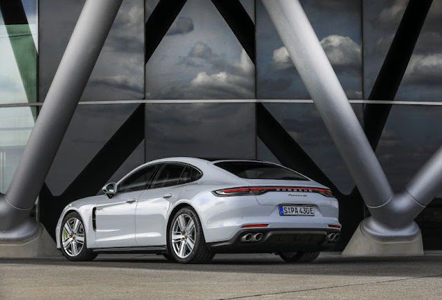 white-turbo-s-panamera-porsche-2021