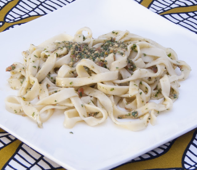 fettuccine con pesto de albahaca, tomate y nueces
