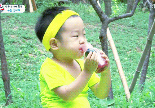 [슈퍼맨이돌아왔다] 형아가 아령들 때 뒤에서 딸기쥬스 홀짝홀짝 마시던 이서준 연두회원님.jpgif | 인스티즈