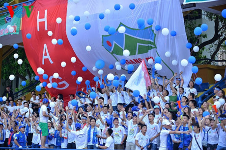 Chùm ảnh: CĐV HAGL 'thổi lửa' trên sân Hàng Đẫy - Ảnh 5 Chum anh: CDV HAGL 'thoi lua' tren san Hang Day - Anh 5