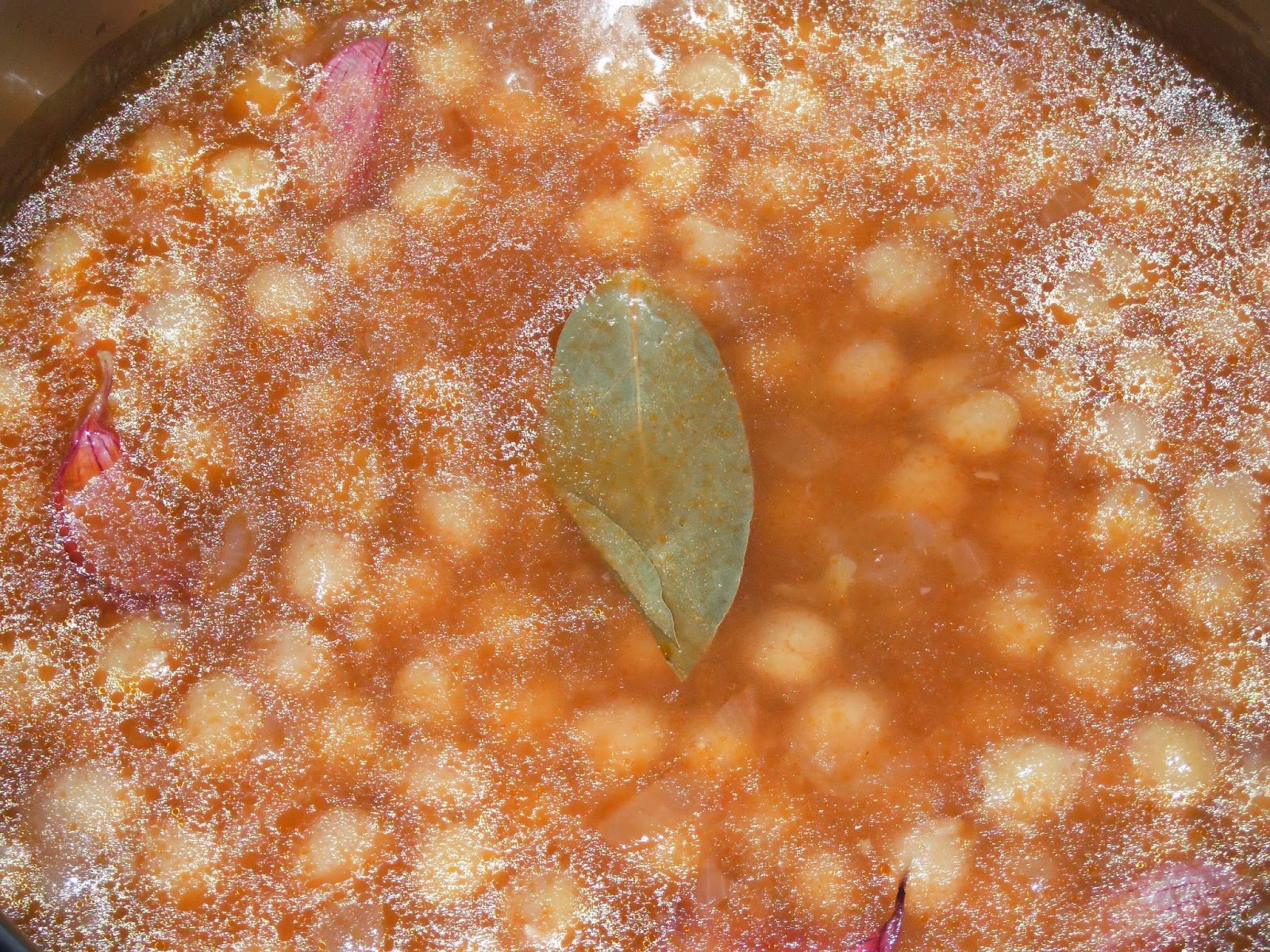 La familia en la cocina Garbanzos guisados con huevo duro