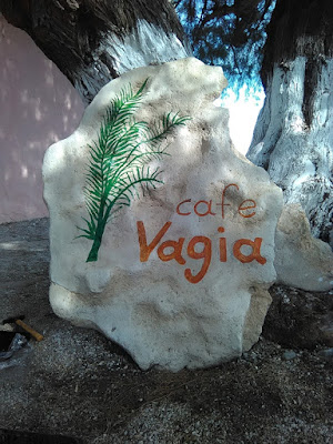 IaTriDis Cafe  Vagia Λογότυπο σε πέτρα