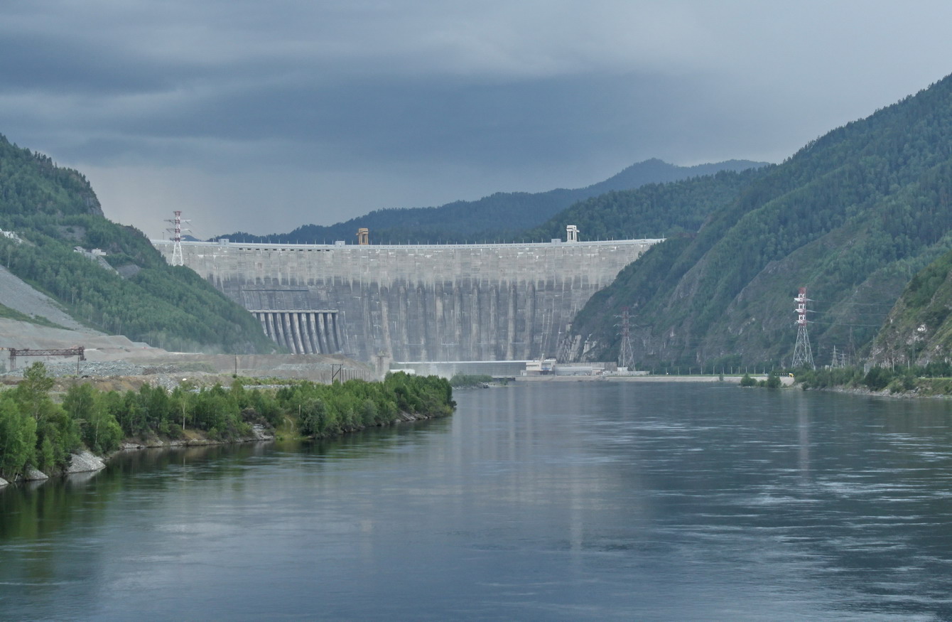 Плотина саяно-шушенской гэс. Красноярск саяно шушенская гэс. Саяно-шушенская гэс водохранилище. Плотина саяно шушенской выше здания мгу. Саяно-шушенская гэс водосброс.