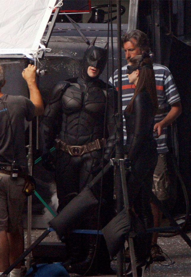 ｃｉａ こちら映画中央情報局です Batman News バットマン シリーズ完結編 ダークナイト ライズス のアン ハサウェイが ついにネコ耳とアイマスクをつけて 撮影現場に現れたスパイフォト キャットウーマンの真の姿のフル コスチュームが初めて明らかに