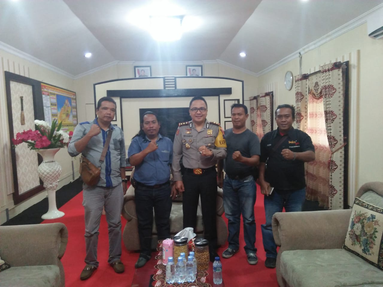 Pengurus IWO Asahan-Batubara (dari Kiri ke kanan) Muhammad Yunus, Syafruddin Yusuf, Kapolres Asahan AKBP Yemi Mandagi, Ibnu Hajar Piliang, AP Sinaga. Pengurus IWO Asahan-Batubara (dari Kiri ke kanan) Muhammad Yunus, Syafruddin Yusuf, Kapolres Asahan AKBP Yemi Mandagi, Ibnu Hajar Piliang, AP Sinaga.