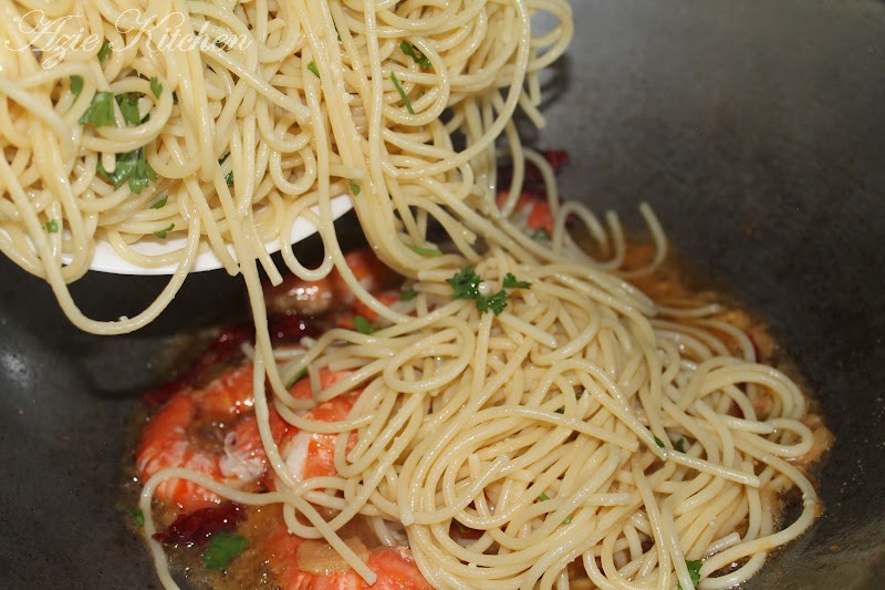 Spaghetti aglio e olio is easy to make with 4 basic ingredients (pasta, gar...