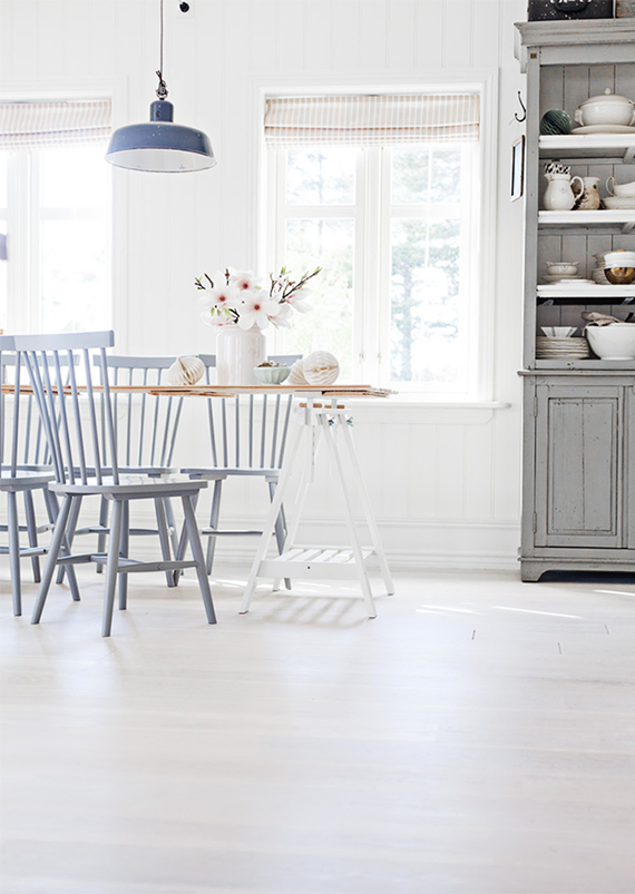 Bright and simple scandinavian dining room | Image via Anetteshus
