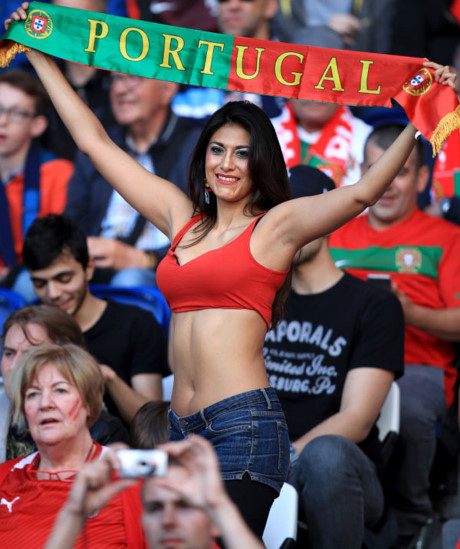 Nhung fan nu nong bong vong bang Euro - Anh 10