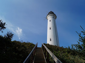 Die Welt von ganz oben: Der Leuchtturm von Nr. Lyngvig. Von dem herrlichen Leuchtturm von Nr. Lyngvig, auch Lyngvig Fyr genannt, habt Ihr einen traumhaften Blick über den Holmsland Klit. Und für die Kinder gibt es einen tollen Spielplatz! Auf Küstenkidsunterwegs erzähle ich Euch alles über unseren tollen Ausflug während unseres Dänemark-Urlaubs!