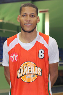 Melvin Olivares encesta 35 puntos reforzando en el baloncesto de Cambita Garabito