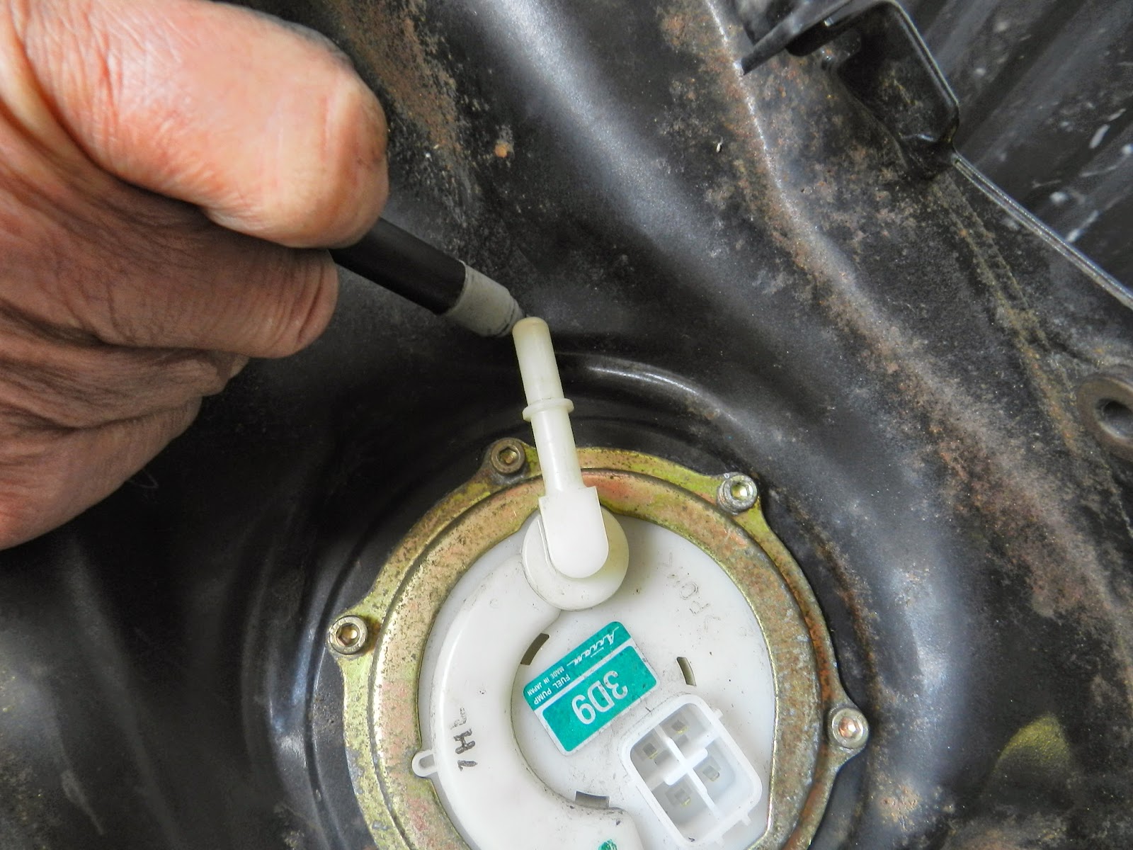 Yamaha YBR 125 Owner Blog Yamaha YBR 125 fuel injection pump removal