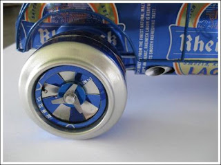 auto o carro hecho con latas de cerveza recicladas