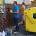 Dobrovoľníci z OZ Priatelia Rače organizovali čistenie grafitových nápisov