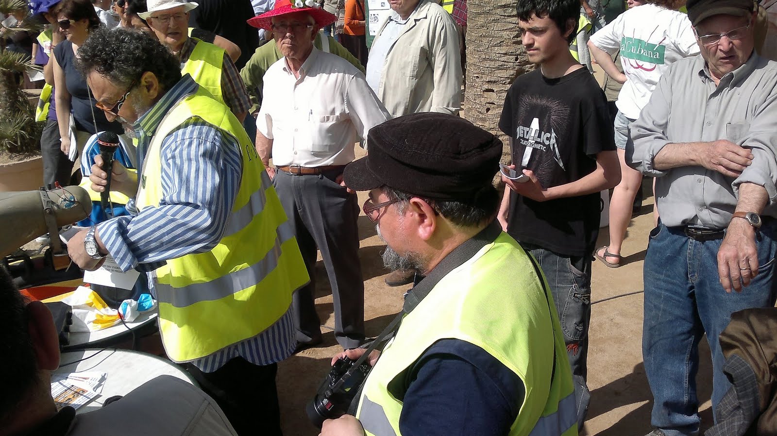 MALES HERBES Ls trabajdors de Parcs i Jardins asisten a la concentración del Park Güell