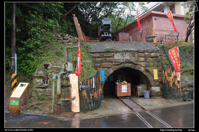 2013-04-12 基隆二日遊(1)侯硐貓村-願景館-下雨天貓都回家睡覺了_過了橋對面就是舊礦坑                                                     