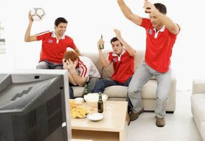 10 Alasan Kenapa Pria Lebih Milih Nonton Bola Ketimbang Seks [ www.BlogApaAja.com ]