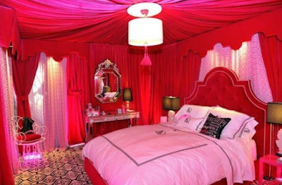 Kamar Dengan Ruangan Serba Merah, kamar pengantin dengan ruangan merah
