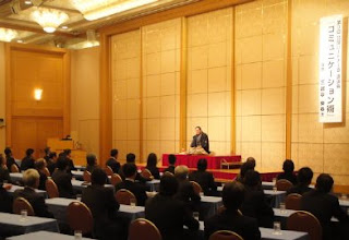 講演会講師・三遊亭楽春のコミュニケーション講演会の風景。 講演会講師・三遊亭楽春のコミュニケーション講演会の風景。