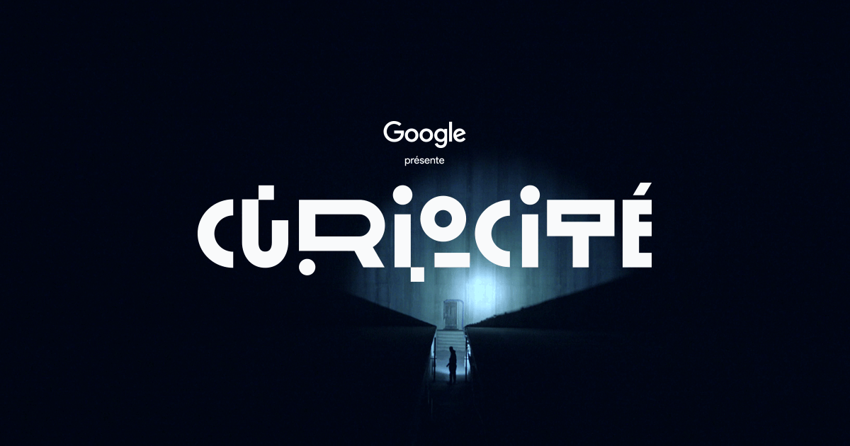 Un gif de quelqu'un utilisant une lampe de poche avec les mots Google présente Curio-Cité