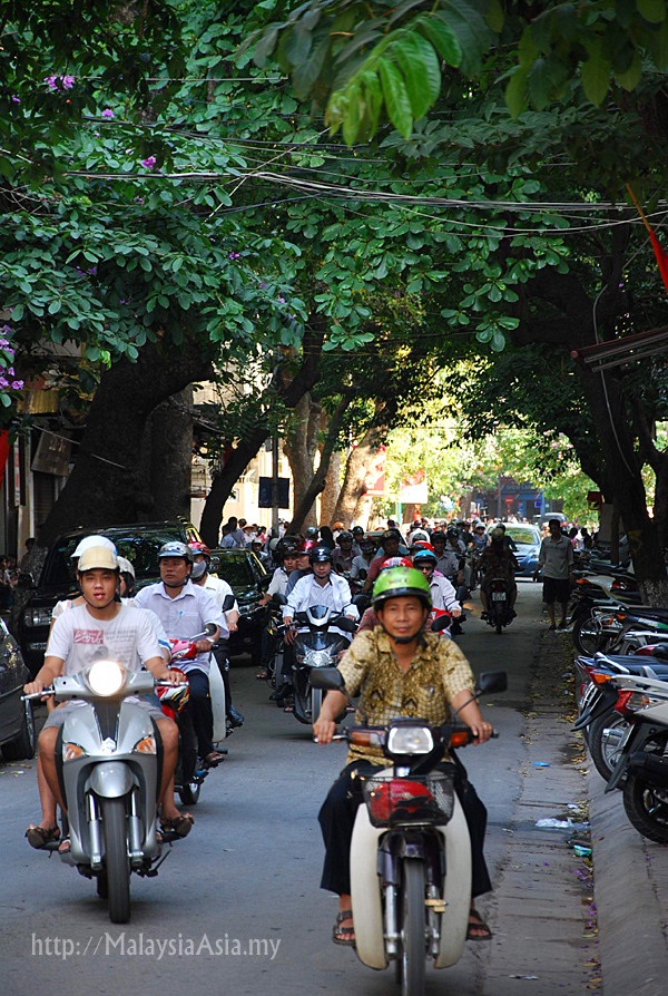motorbikes-old-quarter-hanoi-vietnam Hanoi Old Quarter Pictures